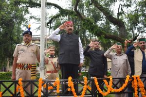 उपमुख्यमंत्री ने स्वतंत्रता दिवस पर धर्मशाला में किया ध्वजारोहण