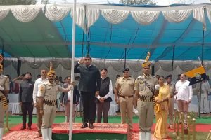 RS बाली ने बिलासपुर में किया ध्वजारोहण, वीर सपूतों के बलिदान को किया याद