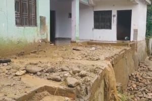 कांगड़ा: पहाड़ी दरकने से अफरा-तफरी, घरों में ताला लगाकर सुरक्षित जगह पहुंच रहे लोग