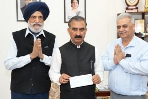 राधा स्वामी सत्संग ब्यास प्रतिनिधिमण्डल ने आपदा कोष में 2 करोड़ का चेक सौंपा