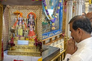 मुख्यमंत्री ने दुर्गियाना मंदिर में की पूजा-अर्चना