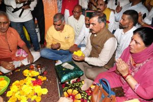 मुख्यमंत्री ने चनौर में ऐतिहासिक शिव मंदिर में शीश नवाया