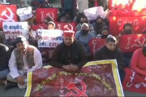 IGMC से निकाले सुरक्षा कर्मियों और कोविड वॉरियर का काली पट्टी बांधकर प्रदर्शन