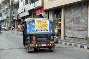 मंडी: फाइबर के स्पीड ब्रेकर बने मुसीबत, हटाने की मांग