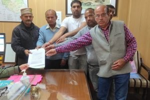 अवैध रूप से भूमिहीन को आवंटित BBMB की जमीन को लेकर DC मंडी को सौंपा ज्ञापन