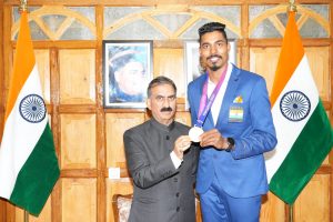 मुख्यमंत्री ने स्वर्ण पदक विजेता निषाद की सराहना की