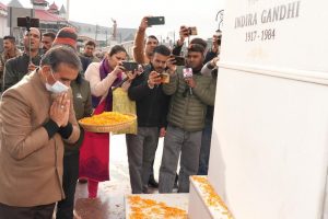इंदिरा गांधी के दूरदर्शी निर्णयों का देश को हो रहा लाभः मुख्यमंत्री