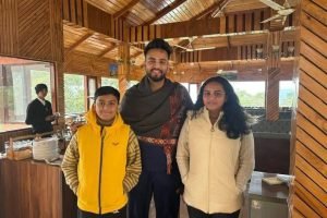 हिमाचल: बीड़ बिलिंग की वादियों में एल्विश यादव