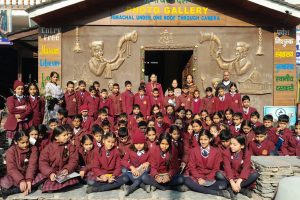 हिमालयन पब्लिक स्कूल पंडोह के विद्यार्थी पहुंचे फोटो गैलरी
