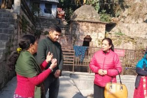 मंडी: डिप्टी मेयर पहुंचीं जैंचू नौण, सीवरेज-शौचालय की शिकायतों को जांचा