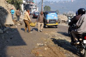 विश्वकर्मा चौक में मरम्मत के नाम पर गड्ढों में भर दी मिट्टी