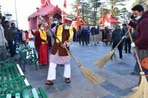 राज्यपाल ने जाखू मंदिर से स्वच्छता अभियान की शुरूआत की