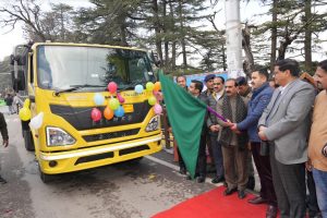 मुख्यमंत्री ने लोक निर्माण विभाग के 15 टिप्पर ट्रक को दिखाई हरी झंडी