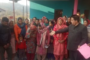 कांगड़ा के रिहाला में पूर्व विधायक सुरेंद्र काकू ने जाना जनता का दर्द