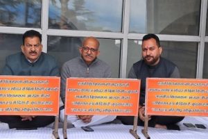 हिमाचल विधानसभा परिसर में धरने पर बैठे तीनों निर्दलीय विधायक