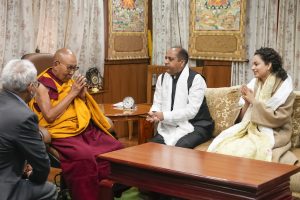धर्मशाला: कंगना रनौत ने बौद्ध धर्मगुरु दलाई लामा से मुलाकात की