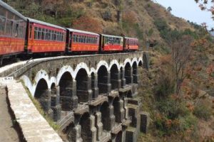 शिमला के समरहिल में रेलवे पुल के गिरने का बना खतरा