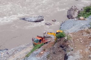 बिंदरावणी में दरिया ब्यास किनारे जेसीबी लगाकर उठाया जा रहा मक्क, बीते साल यहीं पर हुई थी खूब तबाही