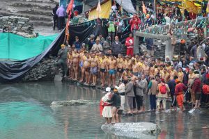 आठ लाख श्रद्धालुओं ने लगाई पवित्र डल में आस्‍था की डुबकी, यह है मान्‍यता