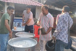 पहले नवरात्र पर व्यापार मंडल ने लगाया खीर भंडारा, रामलीला शुरू