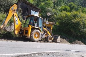 लापरवाह एनएचएआइ की  ग्रामीणों ने दिखाया आइना, किराए पर ली मशीनरी से किया मरम्मत कार्य